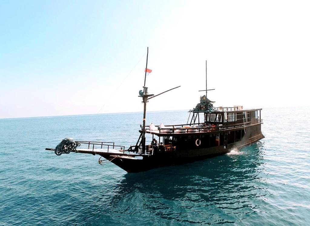Kanha Nata Charter Boat Liveaboard Sailing Trip Komodo Indonesia