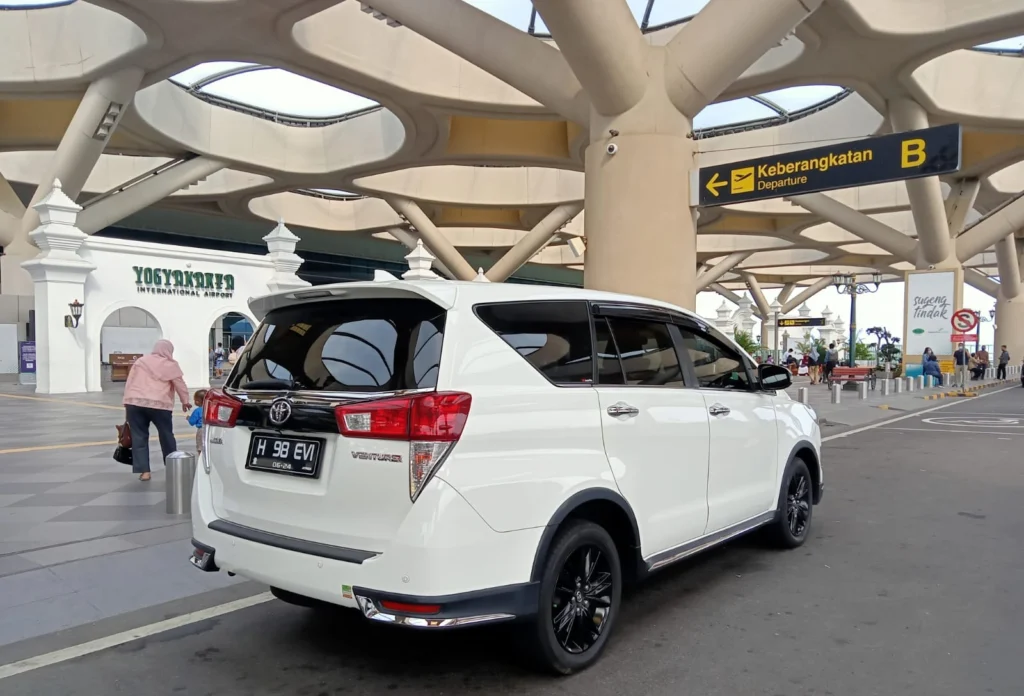 Sewa Mobil Innova Venturer